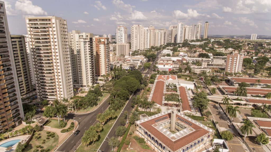 Avenida Professor João Fiúza, the most famous avenue in Ribeirão Preto, São Paulo / Brazil Avenida Professor João Fiúza, the most famous avenue in Ribeirão Preto, São Paulo / Brazil
