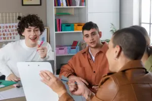 foto de um profissional auxiliar socioeducativo acompanhando um grupo de adolescentes em uma atividade educativa.