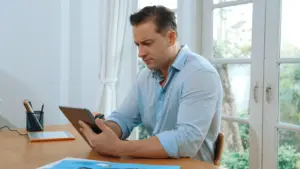 Agente Censitário de Informática do IBGE com tablet