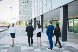 Foto de um prédio do Ministério Público com pessoas entrando ou saindo.