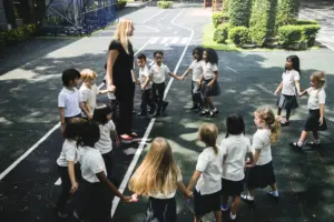 Agente de Apoio Educacional cuidando das crianças no intervalo