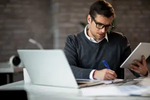 Auditor trabalhando no escritório