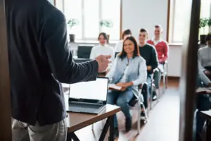 professor de língua portuguesa em sala de aula ensinando