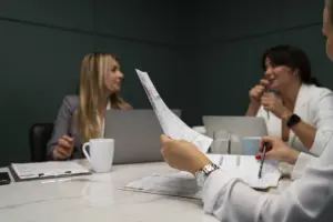 foto de assessor parlamentar em gabinete parlamentar com papéis