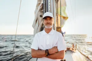 Homem no deck de uma embarcação.Comum Médio