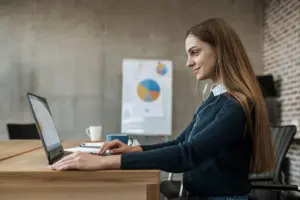 Auxiliar de Crédito digitando dados financeiros em computador