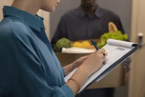 Agente de fiscalização de posturas municipais atuando em um estabelecimento