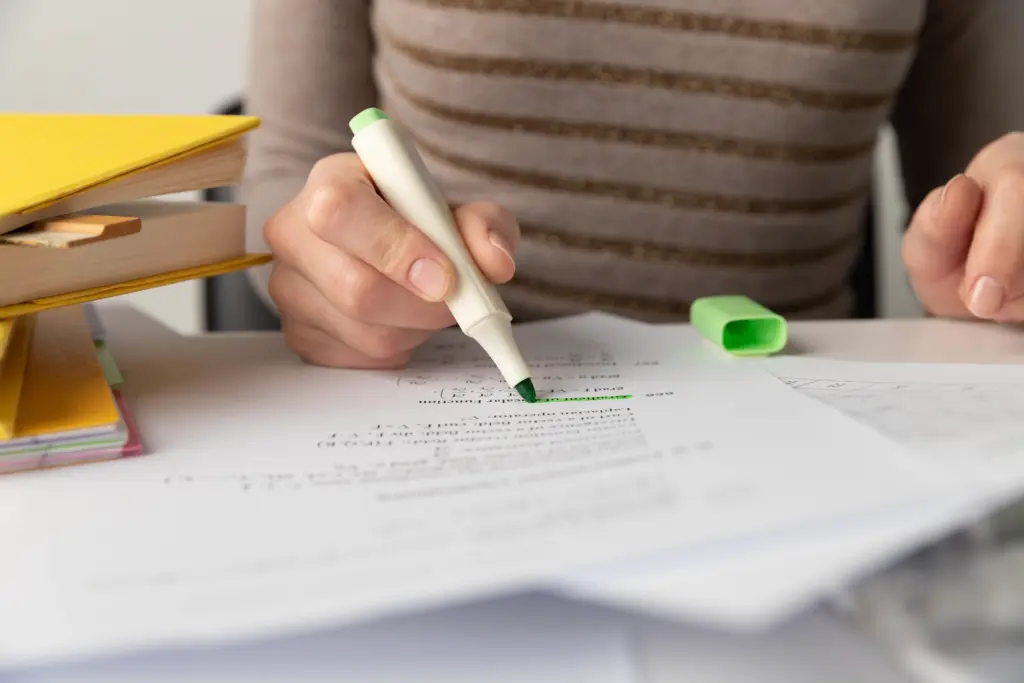 Concurso Prefeitura de Serra Negra SP: Inscrições abertas; salários de até R$ 5,5mil! 6 estudante grifando conteudo para concurso