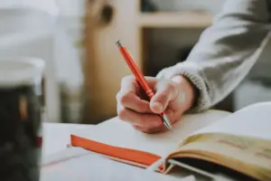 Fotografia de uma pessoa estudando para a prova de um concurso