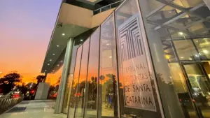 Fotografia da fachada do TCE SC