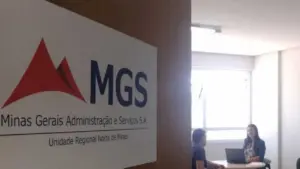 Fotografia da porta de uma sala do MGS MG