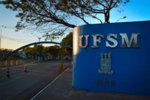 Fotografia da fachada da UFSM