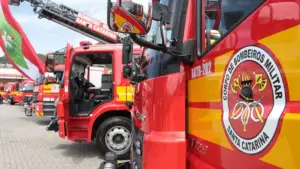 Carro de bombeiros do concurso Bombeiros SC