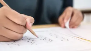 fotografia de uma pessoa fazendo a prova de um concurso