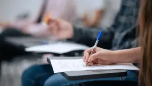 Candidato do Concurso Nacional Unificado realizando a prova