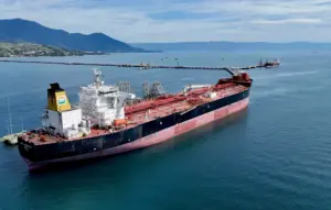 Fotografia de um navio de petróleo na água