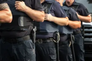 fotografia de policiais militares em fila