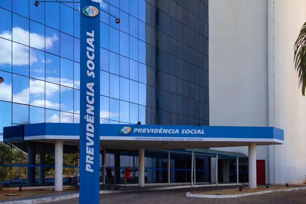 Edital INSS para Perito Médico é confirmado pelo MGI! 1 edifício sede do instituto nacional do seguro social com placa escrito previdência social inss