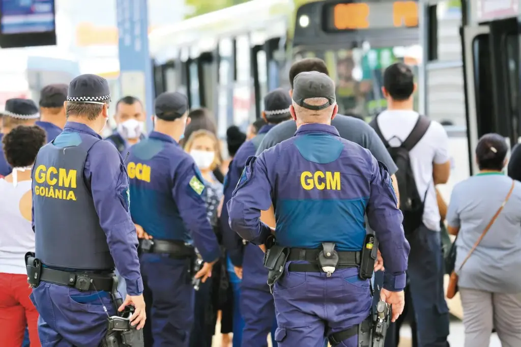 homens utilizando uniforme da guarda municipal de Goiânia garantindo a segurança em metrô