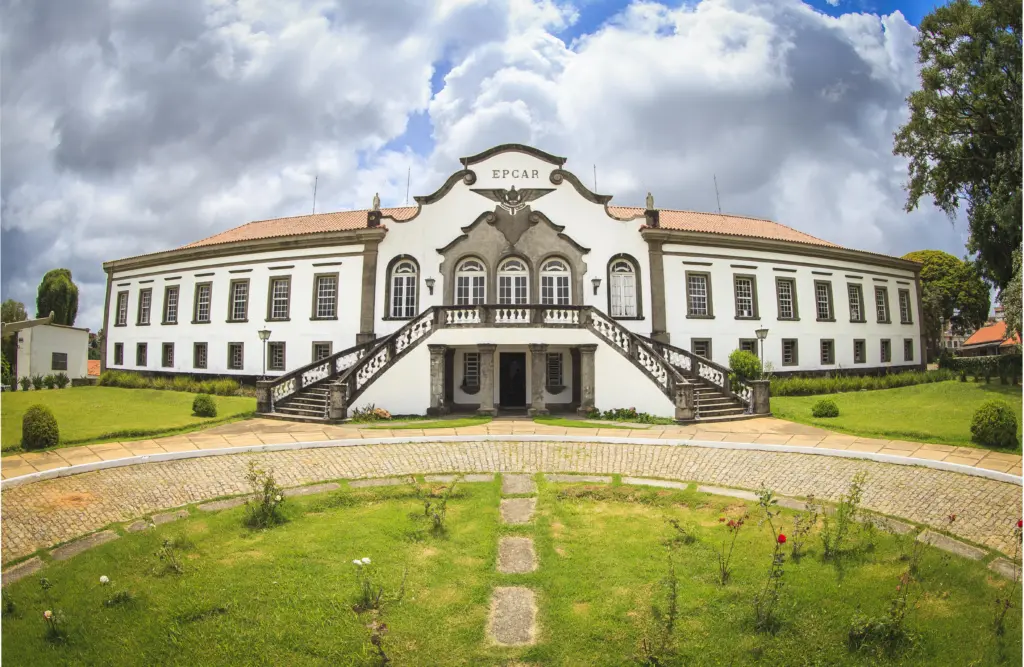 Saiu o edital da Aeronáutica EPCAR 2025: 130 vagas! 1 fachada da sede da escola preparatória de cadetes do ar, em Barbacena, MG.