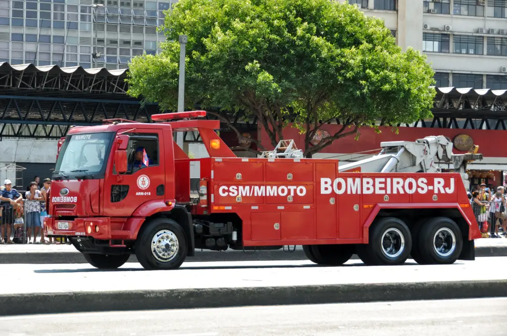 caminhão vermelho do corpo de bombeiros do rio de janeiro escrito bombeiros rj em branco