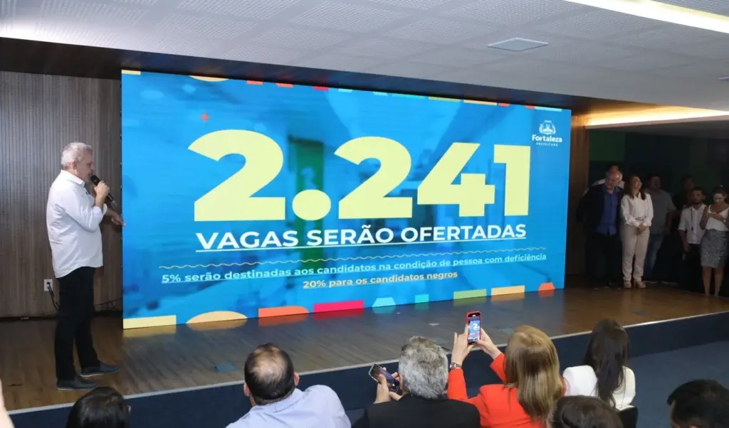 prefeito José Sarto apresentando slides que informam 2.241 vagas para fagifor