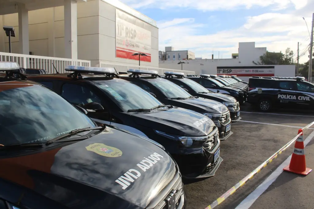 carros da polícia civil de minas gerais enfileirados em um dia ensolarado