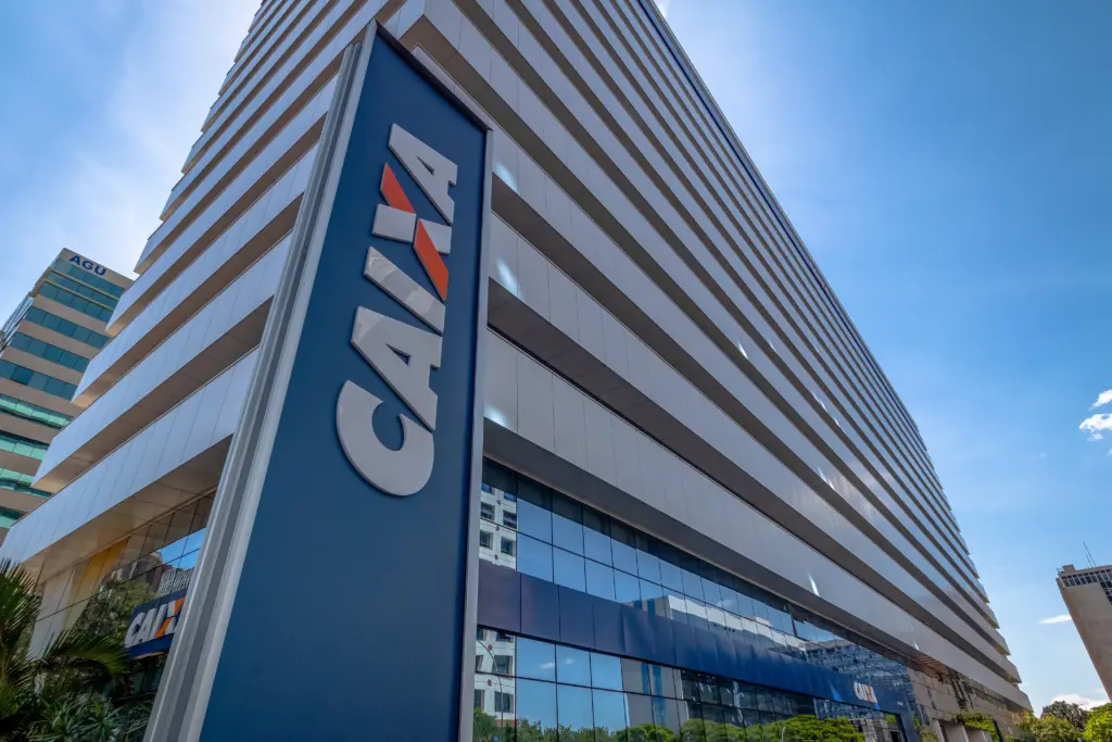 Edital Caixa é anunciado com 4 mil vagas para Técnico Bancário! 1 visão lateral da fachada da agência bancária da Caixa.