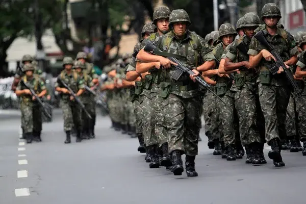 servidores do exército andando em fila com porte de arma