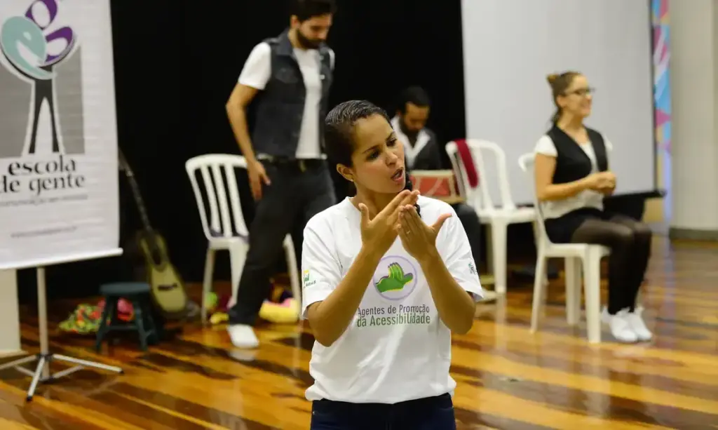 mulher intérprete de libras utilizando a língua brasileira de sinais em concurso público