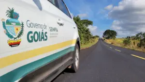 Fotografia de um carro do governo de Goiás