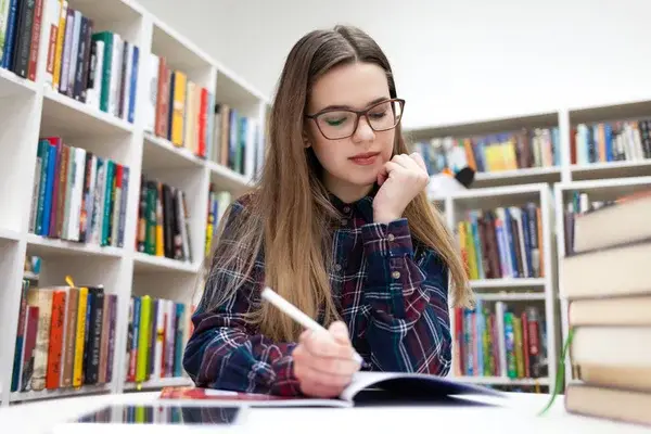 Concurso Público 2024: Confira 14 editais que podem sair em fevereiro! 1 depositphotos 331846488 stock photo girls writes library young student