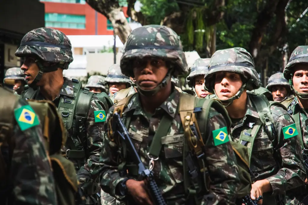 sargentos da escola de sargentos de armas com uniforme segurando armas