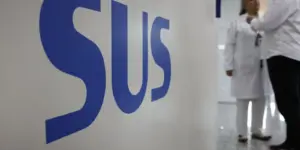 Fotografia da parede de um hospital escrito SUS