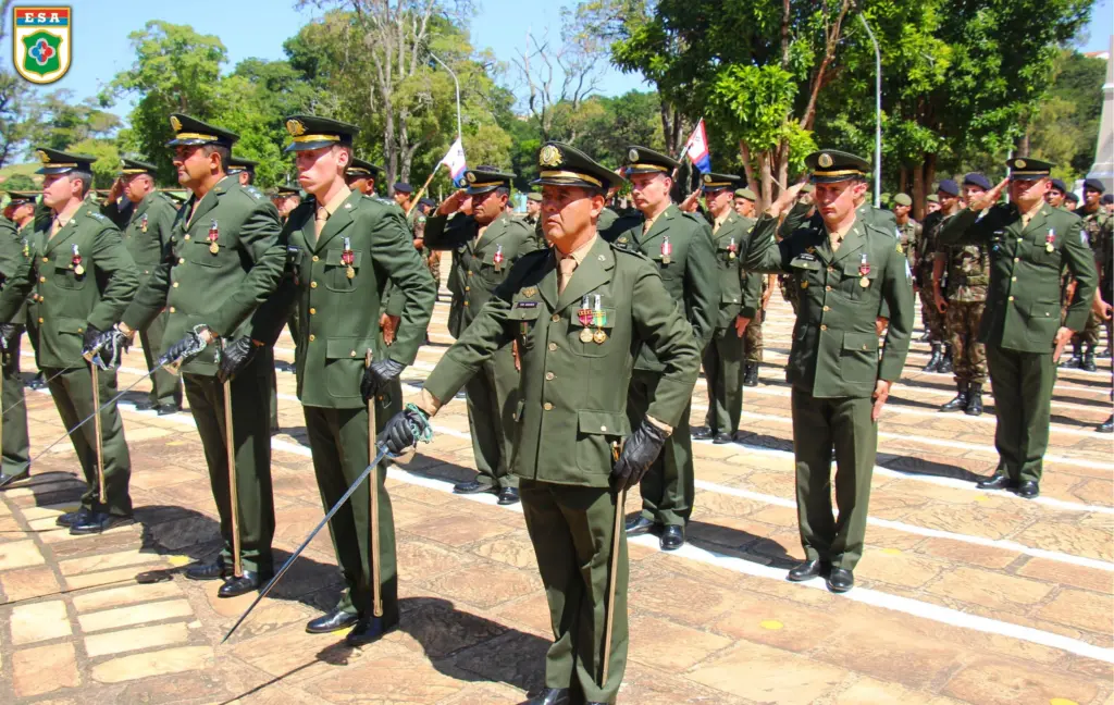 sargentos da escola de sargento de armas em fila num dia ensolarado 