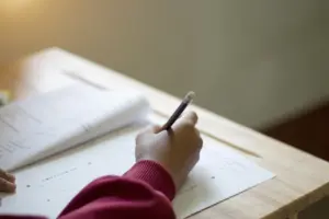 Candidato do concurso PGE RN realizando a prova para Analista