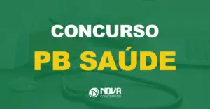Um médico sentado à mesa, escrevendo uma receita enquanto segura um blister com texto sobre a imagem Concurso PB Saúde