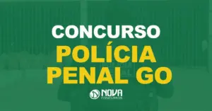 Agente penitenciário de costas com um uniforme e detentos sentados com texto sobre a imagem Concurso Polícia Penal GO