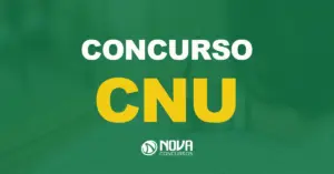 Aluno escrevendo com um lápis em uma folha durante uma prova na sala de aula com texto sobre a imagem Concurso CNU