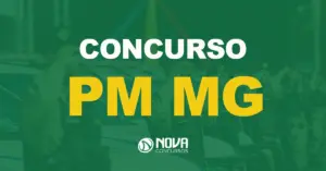 Policiais militares uniformizados estão perfilados em frente a uma fila de viaturas com texto sobre a imagem Concurso PM MG