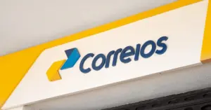 Fachada com letreiro dos correios / Concurso Correios