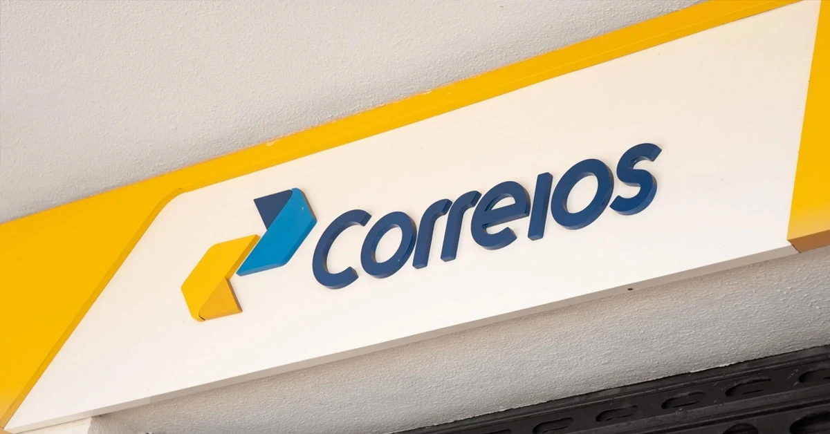 Fachada com letreiro dos correios / Concurso Correios