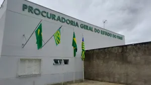 Fachada da Procuradoria Geral do Estado do Piauí, com bandeiras do Brasil e do estado. - Concurso PGE PI