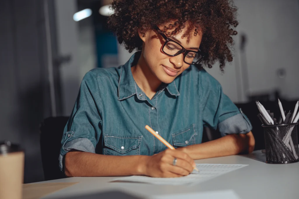 Concurso SEDF bancas têm até 27/09 para enviar propostas 1 mulher estudando para prova