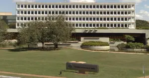 Fachada do Tribunal de Contas da União (TCU), com placa de identificação na entrada / Concurso TCU
