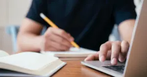 Candidato estudando para as provas / Decadência e prescrição