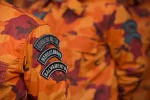 Detalhe do uniforme camuflado do Corpo de Bombeiros do Ceará com identificação de especialidades. - Concurso Bombeiros CE Oficial