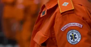 Visão lateral de um bombeiro uniformizado / Concurso Bombeiros CE