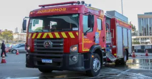 Caminhão na cor vermelha do Corpo de Bombeiros do Paraná / Concurso Bombeiros PR