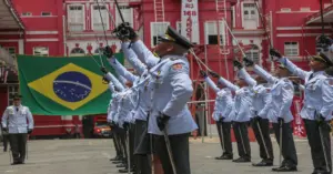 Oficiais do Corpo de Bombeiros enfileirados durante cerimônia / Concurso CBMERJ
